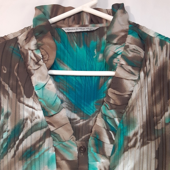 Signature by Larry Levine Woman Grey Pleated Crepe Tulip Sleeve Blouse  Size 2X. - Picture 8 of 11